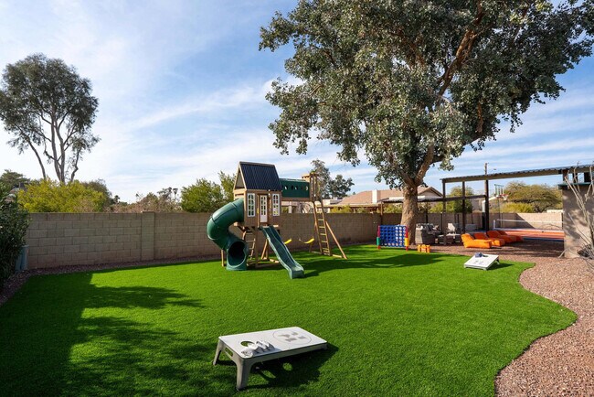 Building Photo - 6235 E Thunderbird Rd