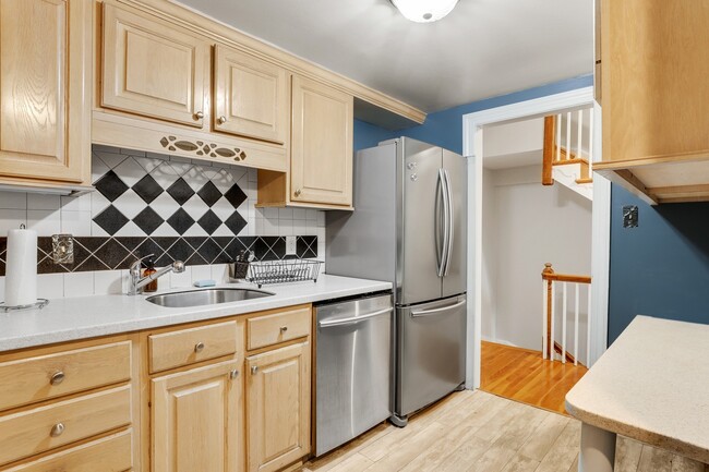 Building Photo - ROOM ONLY in 7-bed/4.0-bath Home