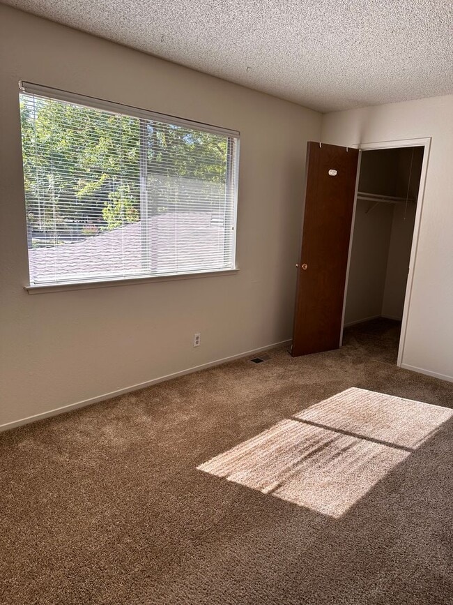 Building Photo - Charming 2-Bedroom Townhome in North Davis...