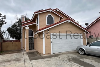 Building Photo - ***COMING SOON*** Spacious 4 bedroom 2.5 B...