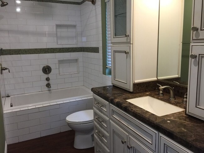 Building Photo - Escondido 3 Br Gated LOVELY Townhome 2 pat...