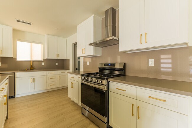 Building Photo - 17601 Hamlin St