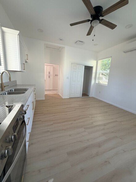 Building Photo - 4033 Linwood Pl