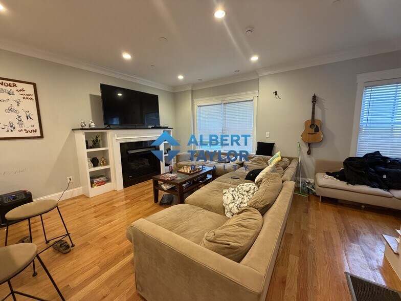 Building Photo - 632 E 2nd St