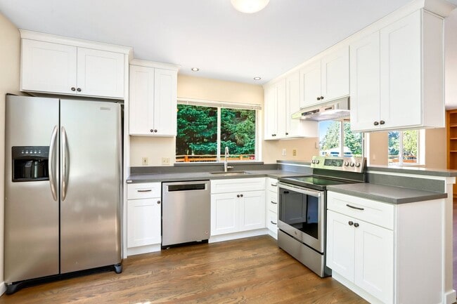 Building Photo - Beautiful Renovated Four Bedroom House for Rent in Renton Washington