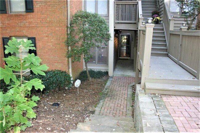 Building Photo - 901 Garden Ct