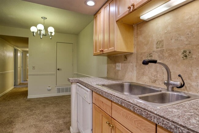 Building Photo - 8555 S Fairmount Dr