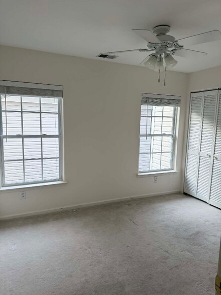 Building Photo - 5425 Port Royal Dr