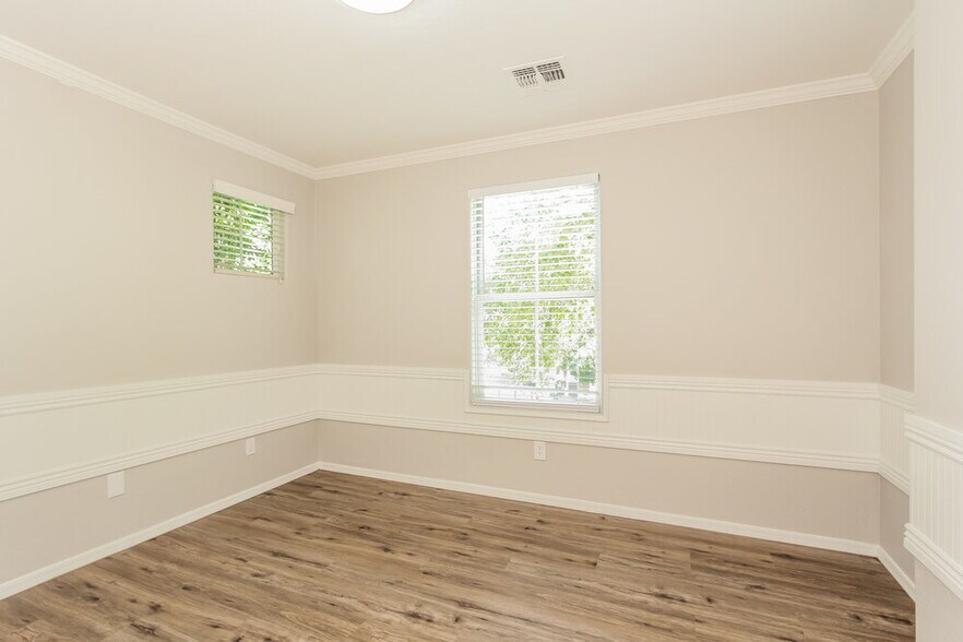 Building Photo - 10112 E Isleta Ave
