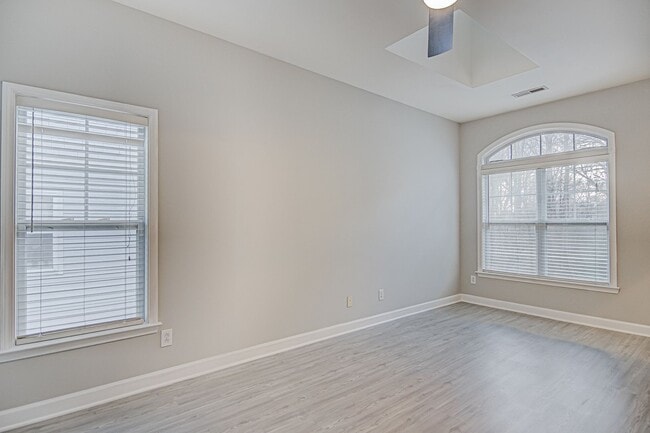 Building Photo - Live off Central Ave. in END UNIT 2 bed/2....