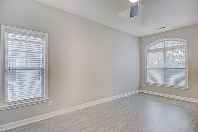 Building Photo - Live off Central Ave. in END UNIT 2 bed/2.5 bath Townhome (NO CARPET!)