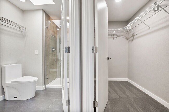 Building Photo - Inviting Everett Home Featuring 3 Bedrooms, Fireplace, and Fully Fenced Backyard