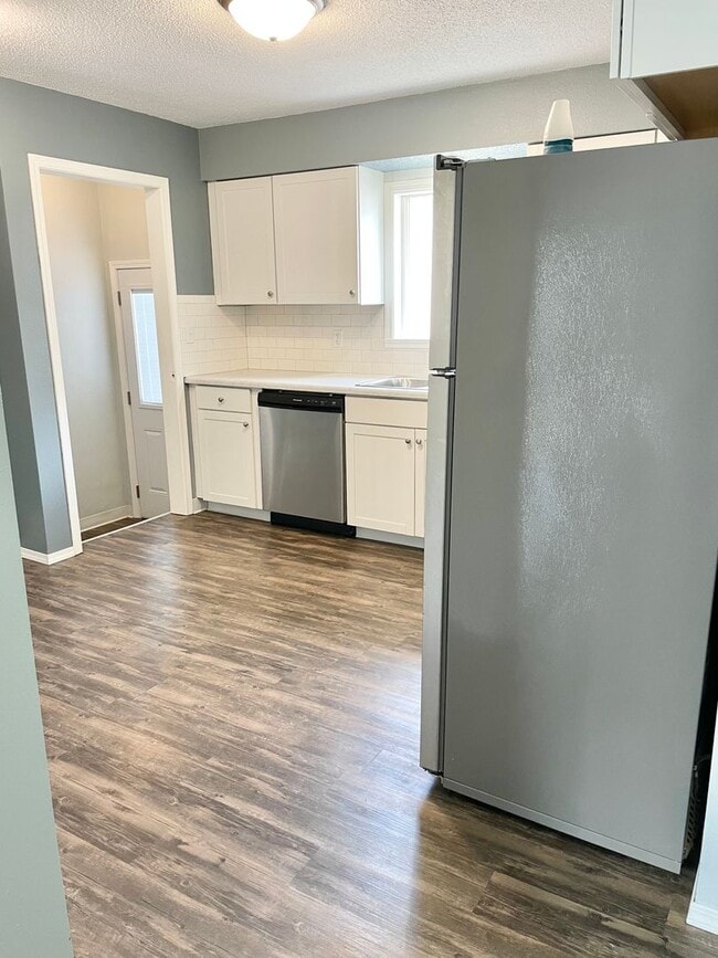 Building Photo - 2 Bedroom 1 Bath Duplex - South Fargo