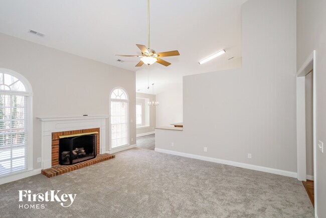 Building Photo - 1402 Holly Ridge Dr