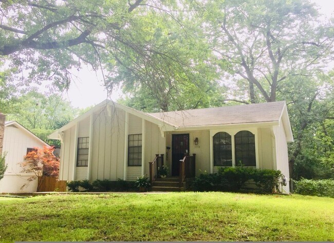 Building Photo - Three bedroom with office and family room ...