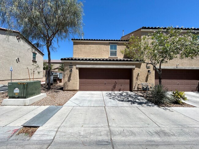 Building Photo - Cozy 2-Bedroom 2-Bathroom Townhouse in Gated Community!