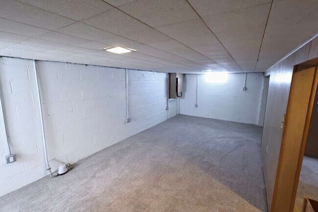 Building Photo - 774 E Archwood Ave