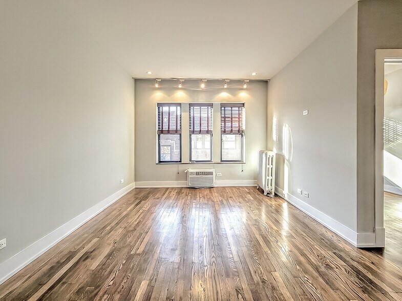 Building Photo - 736 W Addison St