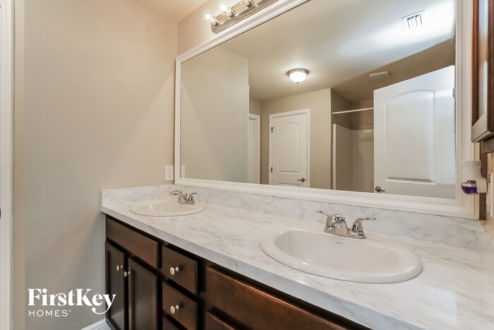 Building Photo - 476 Windermere Dr