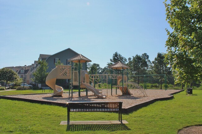 Building Photo - READY July 1st!! End-Unit Condo with Commu...