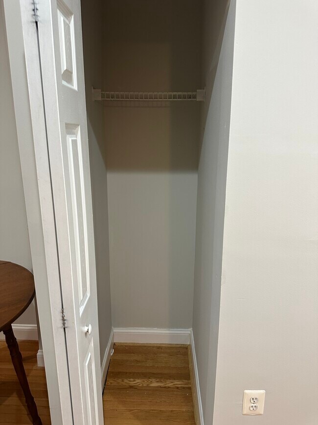 Building Photo - 37 S Ellwood Ave