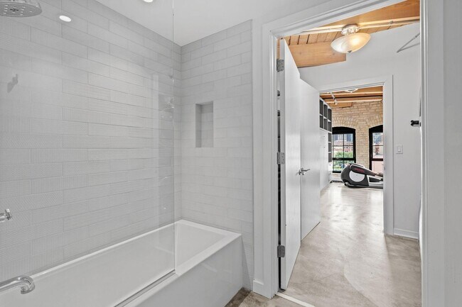 Building Photo - 404 N Washington Ave