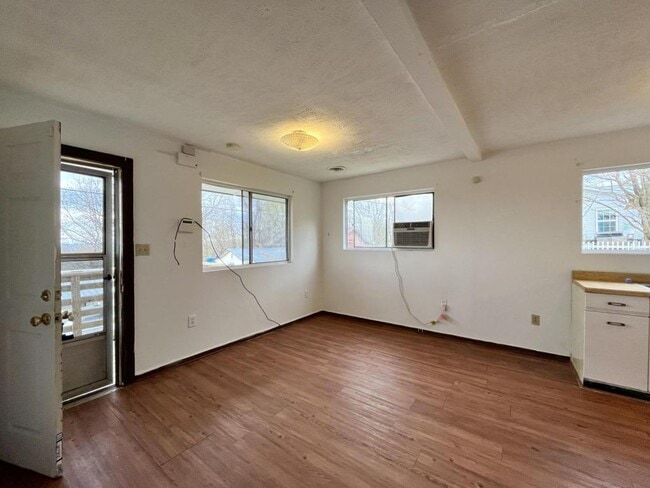 Building Photo - 318 Leonard St