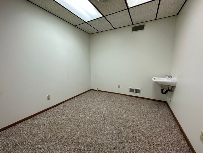 Building Photo - First Floor Commercial Space in Perfect Oakland Location Right on Boulevard of the Allies! CALL T...