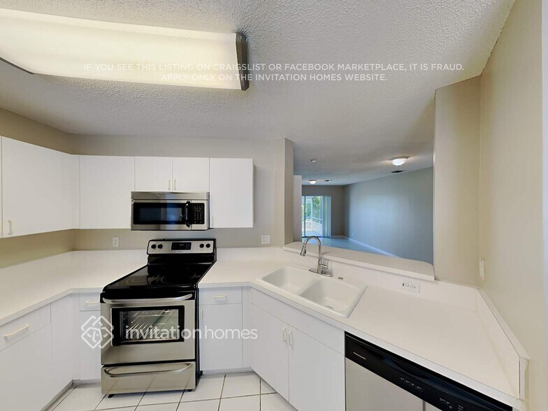 Building Photo - 4728 SW 13th Pl