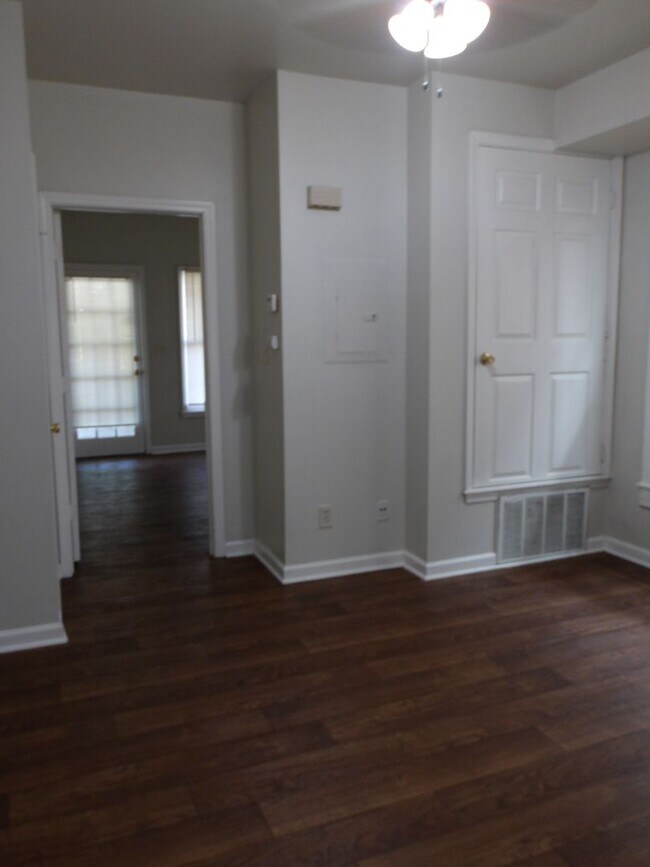 Building Photo - 633 W Ormsby Ave