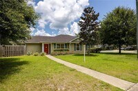 Building Photo - 1608 NE 45th Pl