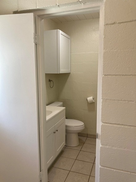 Building Photo - 1635 River Oaks Dr