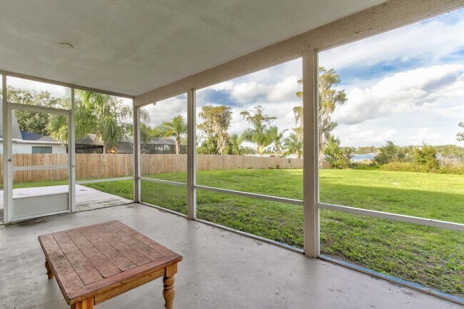 Building Photo - Beautiful Lake front home in West Kissimmee