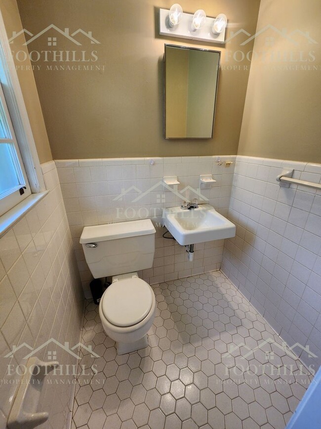 Building Photo - 205 Clarke Stream Dr