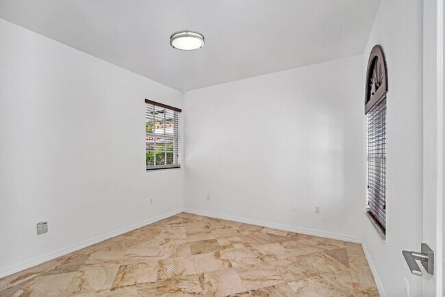 Building Photo - 1135 Asturia Ave