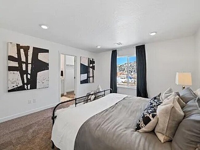 Building Photo - 3 Bed Townhome- PET FRIENDLY!