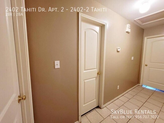 Building Photo - 2402 Tahiti Dr