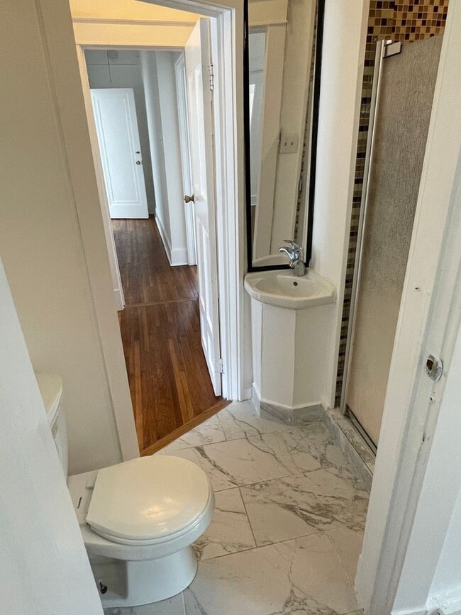 Building Photo - Huge 4BD/2.5BA with Sunroom and Backyard