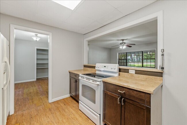 Building Photo - 103 S Chapel Dr