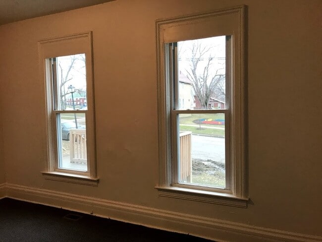 Building Photo - 423 Parade St