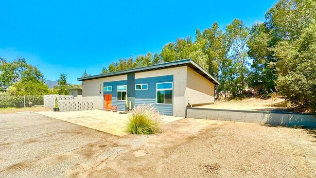 Building Photo - Beautifully Remodeled Top to Bottom Single...