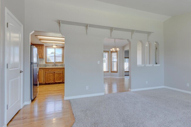 Building Photo - 10934 W Camas St