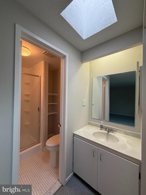 Building Photo - 327 James St