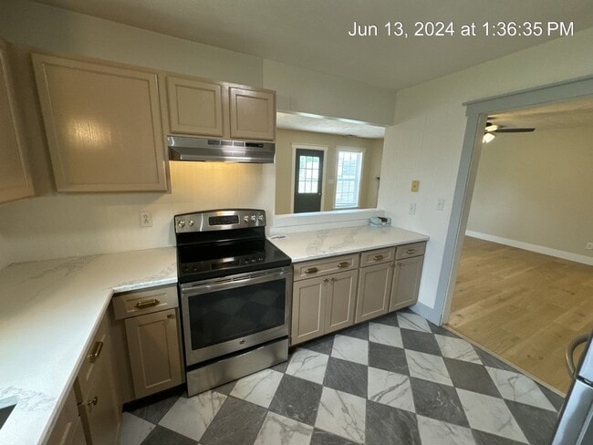 Building Photo - 146 Cavalier Dr