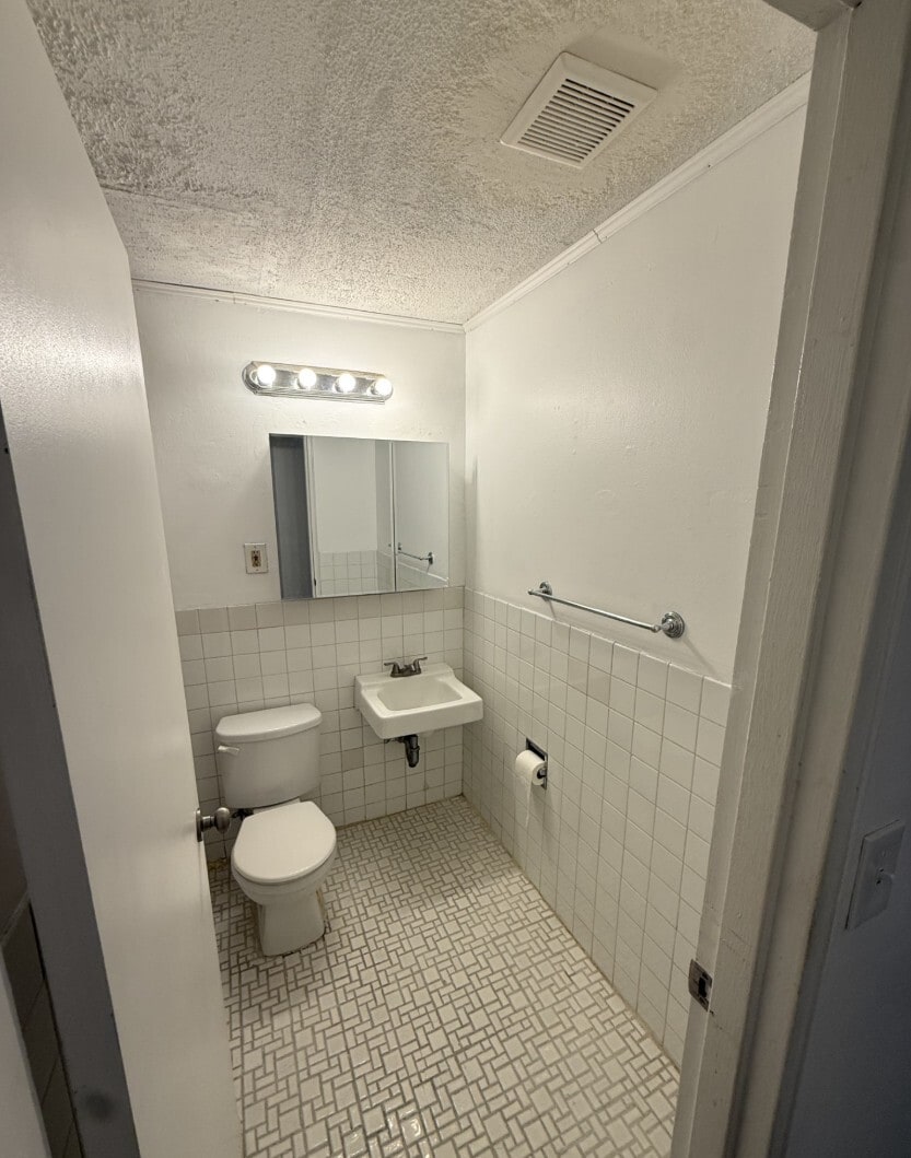 Building Photo - 140 Kenrick St