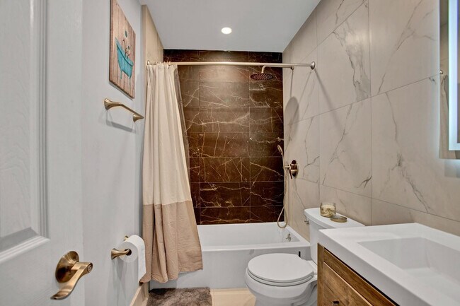 Building Photo - 2632 Madison St