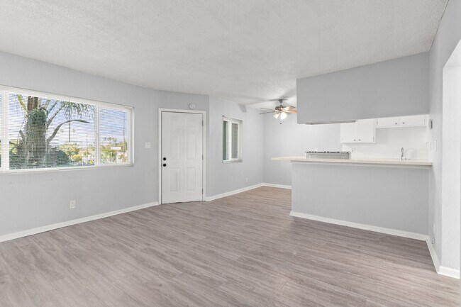 Building Photo - 927 Daisy Avenue