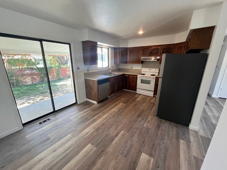 Building Photo - 3253 Castaneda Dr