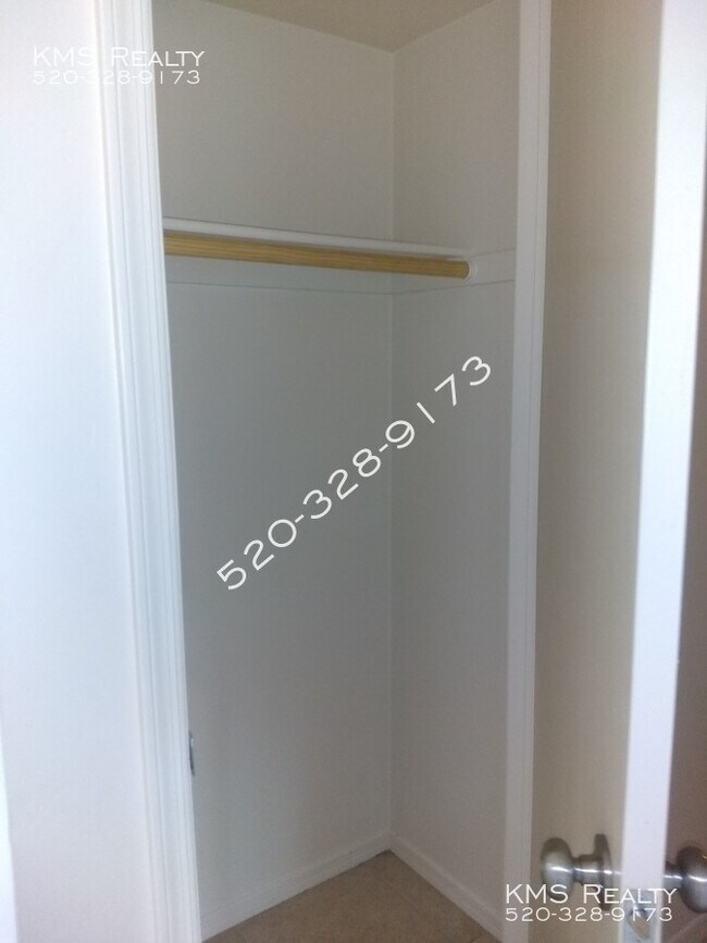 Building Photo - 4 Bedroom 2 Bath -824 W Oahu Circle - OWNE...