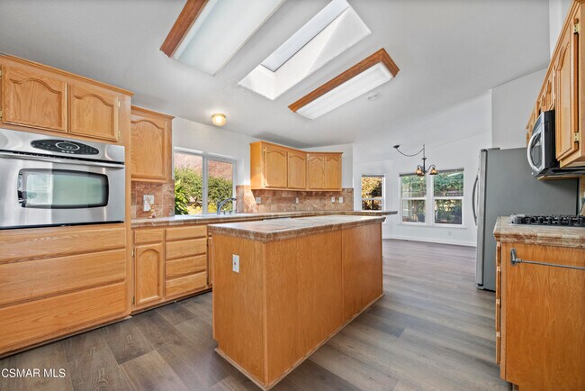 Building Photo - 1057 E La Loma Ave